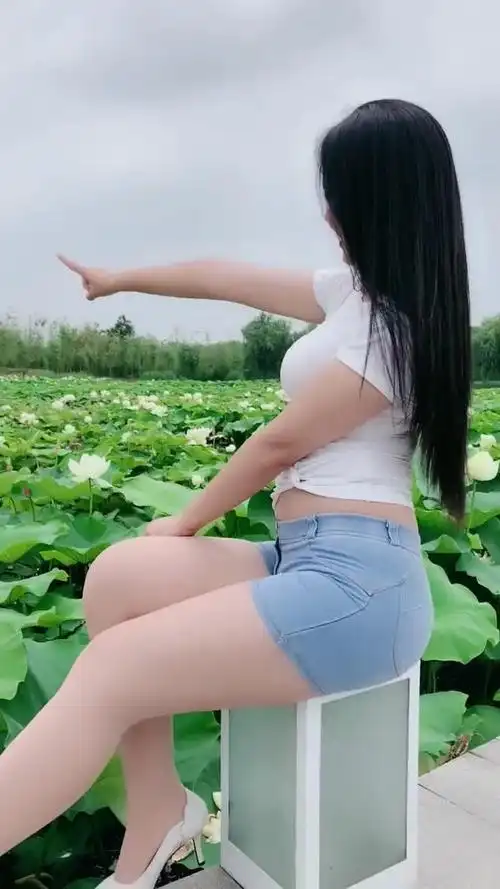 女孩子还是不要减肥的太过分了,看看微胖的小姐姐多可爱