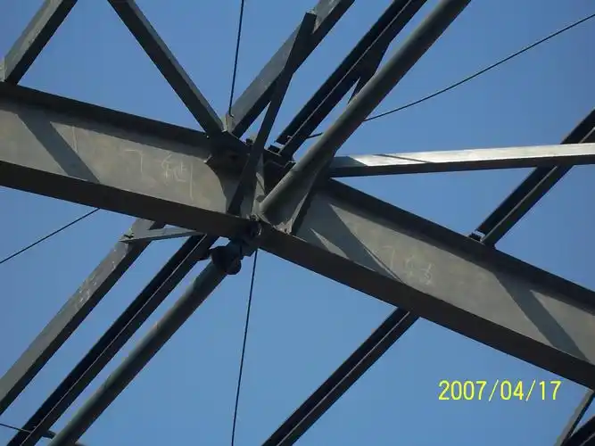 主体结构验收时,发现施工方把屋面支撑的刚性支撑设在加劲肋的下部