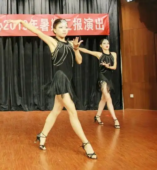 启航艺术培训中心青年女教师表演的拉丁舞美极了!