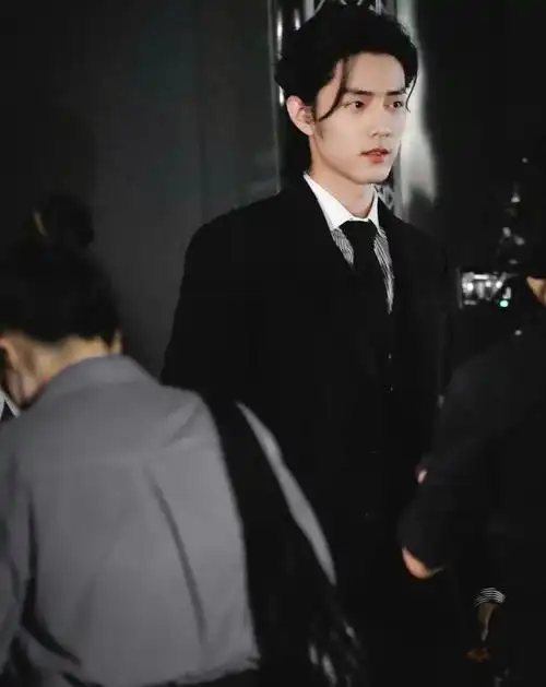 当别的明星还在被拍到随地抽烟,小便,耍大牌的时候,肖战已经在各个