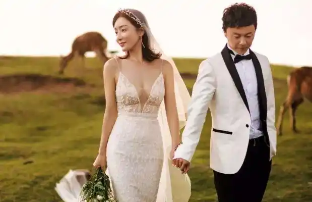 自己不仅长得帅气,连老婆也非常美丽,一家三口看上去非常幸福美满