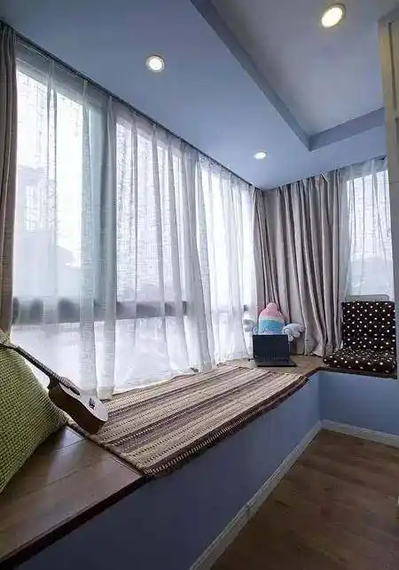 榻榻米与双层窗帘结合,平时只用外层的纱帘就够了.