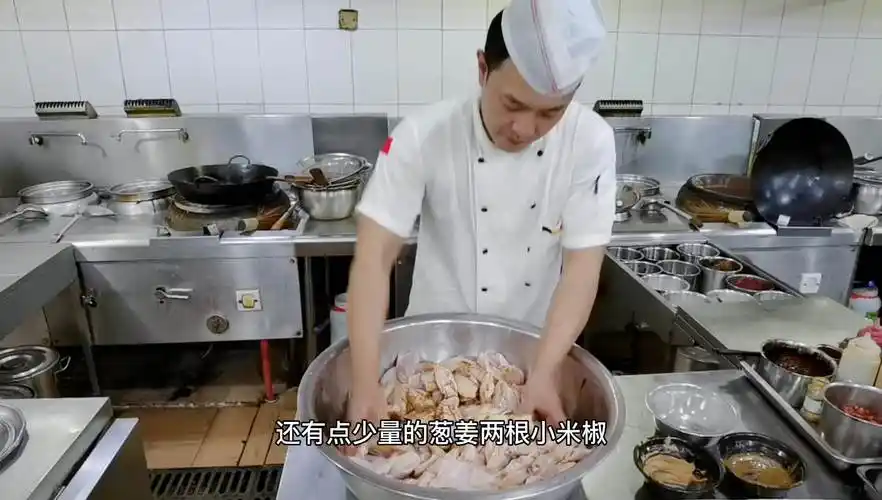 大厨状元哥教你"蒜香脆皮鸡翅"专业腌制比例,重点解说详细量化-美食