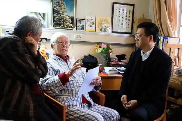 2021年,施一公爷爷施平,罕见留影,生于宣统三年,至今仍然健在