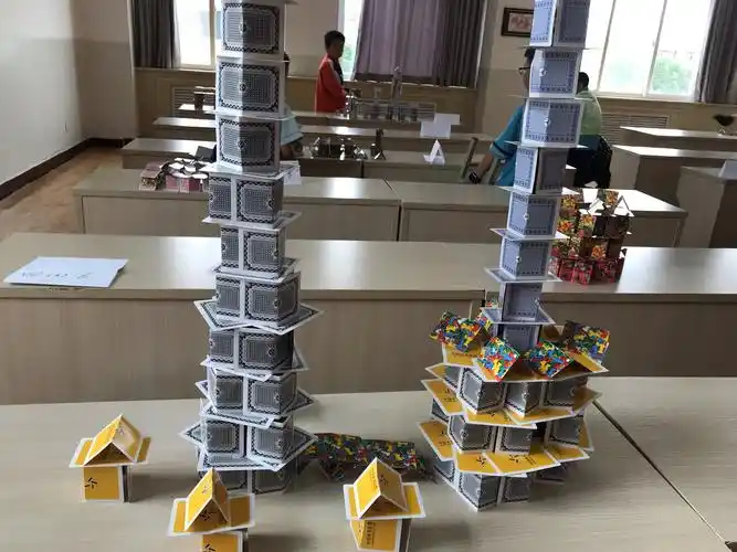 城市少年宫科学社团活动——扑克牌搭高塔和创意建筑