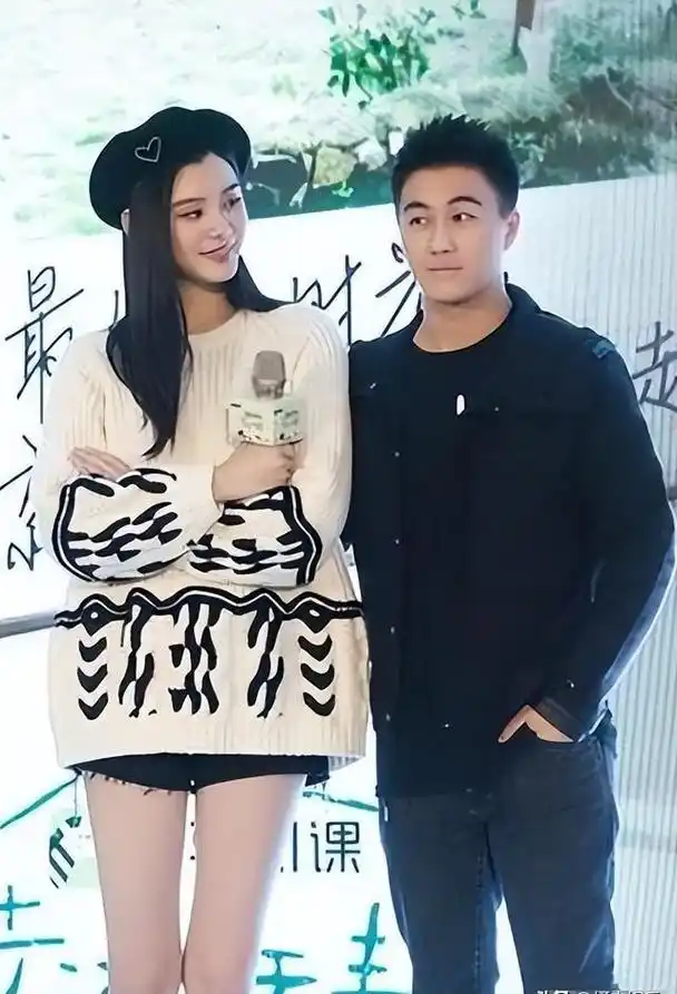 何猷君与奚梦瑶甜蜜亲吻,浪漫瞬间在时代广场上演