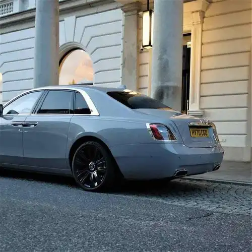 00万元起 全新劳斯莱斯古思特实车街拍