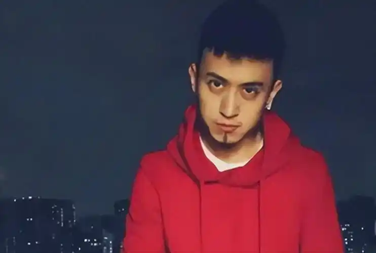 回顾沪上皇秦奋手戴1000万名表坐3亿私人飞机他到底啥来头