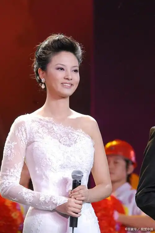 管彤:感情开窍晚,41岁才结婚,42岁当高龄妈妈,50岁被宠成公主