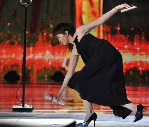 女星走红地毯摔倒春光乍泄 论假摔最服胡歌