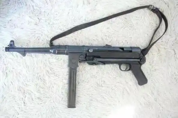 它是二战期间世界最顶尖的冲锋枪,人送外号"纳粹之牙"