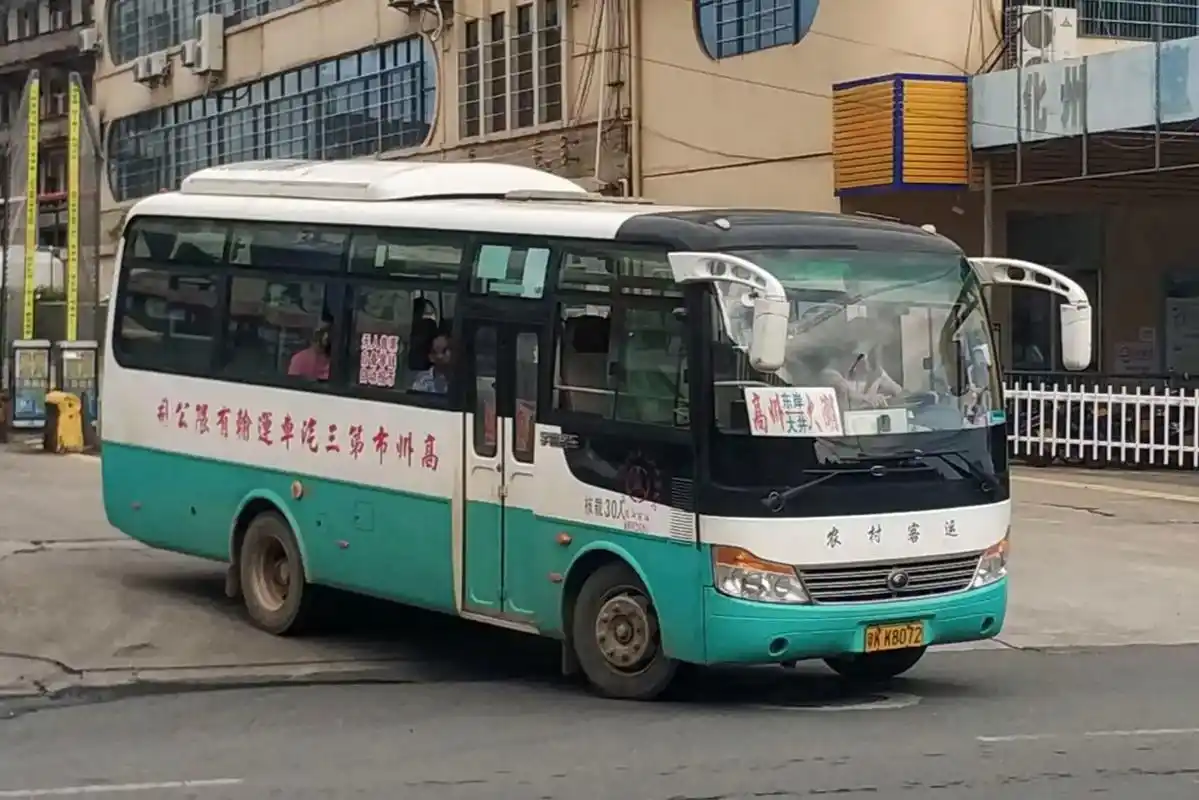 高州发往各乡镇和化州信宜农村(城际)客运中巴车,上车时要买票