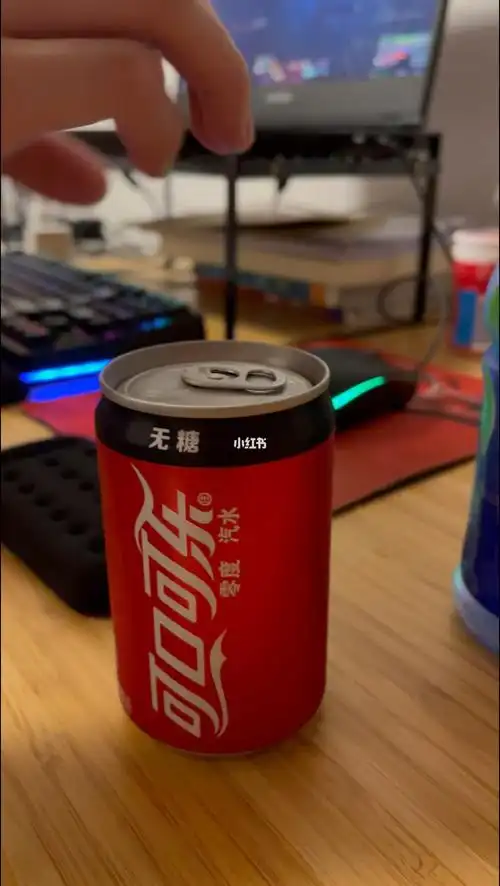 男朋友的单手开可乐好酷