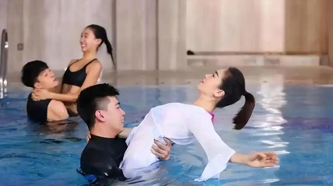 左小青身材有多撩人?当她下水那一刻,网友:"真是人间尤物"