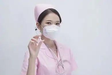 穿护士服戴听诊器口罩手执针筒的年轻女护士