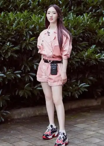 孟美岐为这款茱萸裤代言显腿白2个度我抹2层粉都比不了