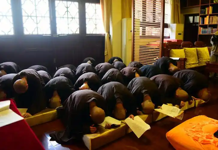 东林寺举行2016年佛诞日剃度仪式