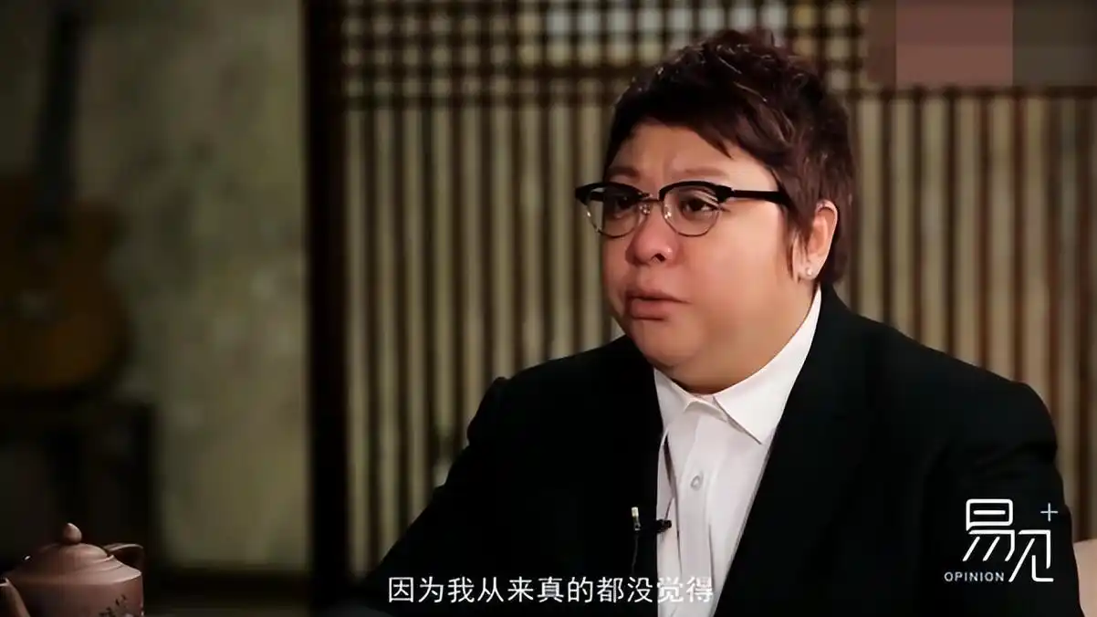 韩红:与许志安当街"热吻",致力于慈善事业,被女选手气到离席