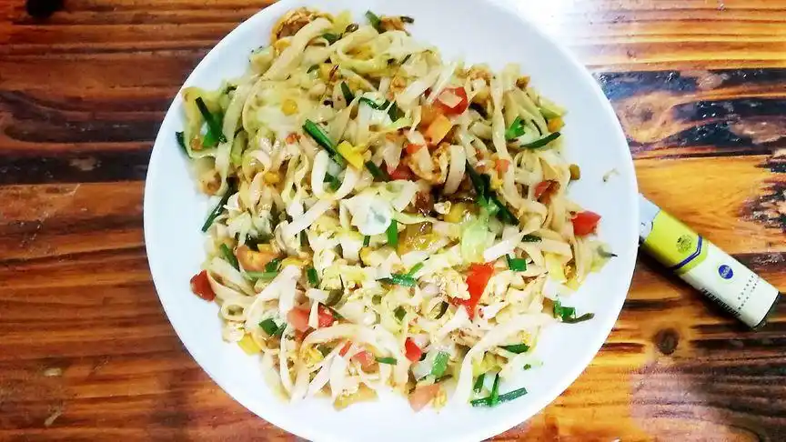 穷游西双版纳的第一顿饭,8元的鸡蛋炒米干,便宜吗?