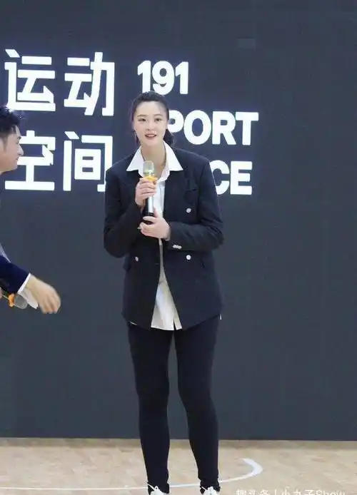 惠若琪挺巨肚亮相活动,老板西装难掩元气少女,紧身裤腿有点显粗_黑色