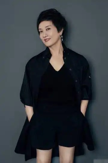 64岁邓婕路边拍戏被偶遇皮肤白嫩身材苗条穿布鞋t恤太接地气