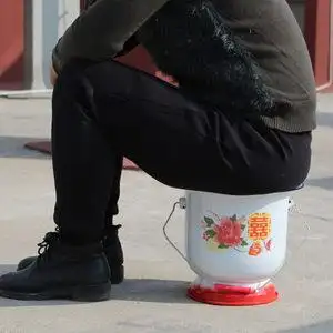 高坐老人痰盂图片