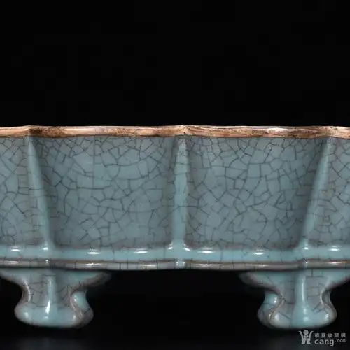 宋汝窑天蓝釉蟹爪纹水仙盆镶银口(乾隆御题铭文)