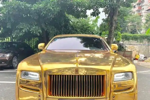 广东偶遇黄金版劳斯莱斯,悬挂200万"11111"车牌,车主仅26岁|汽车|豪车