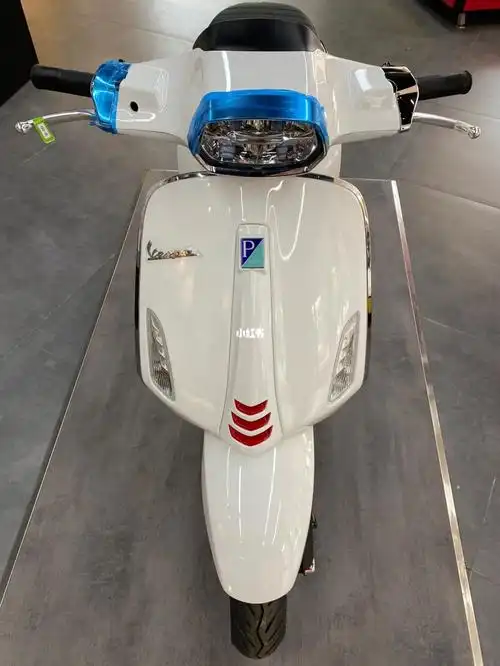 vespa冲刺150无暇白