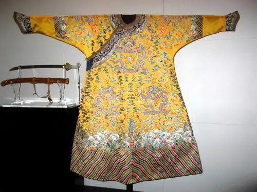 清乾隆御制镶珠黄缎十二章纹龙袍,以1468万港币被一私人收藏家拍得.