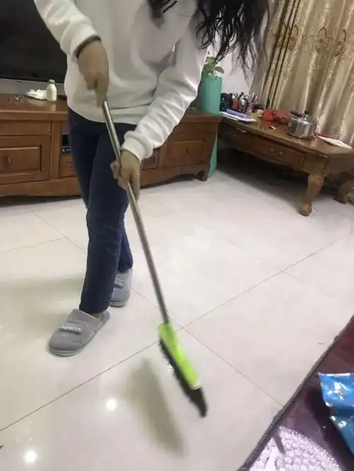 又是一次洗完澡来扫地我习惯洗完澡打扫卫生