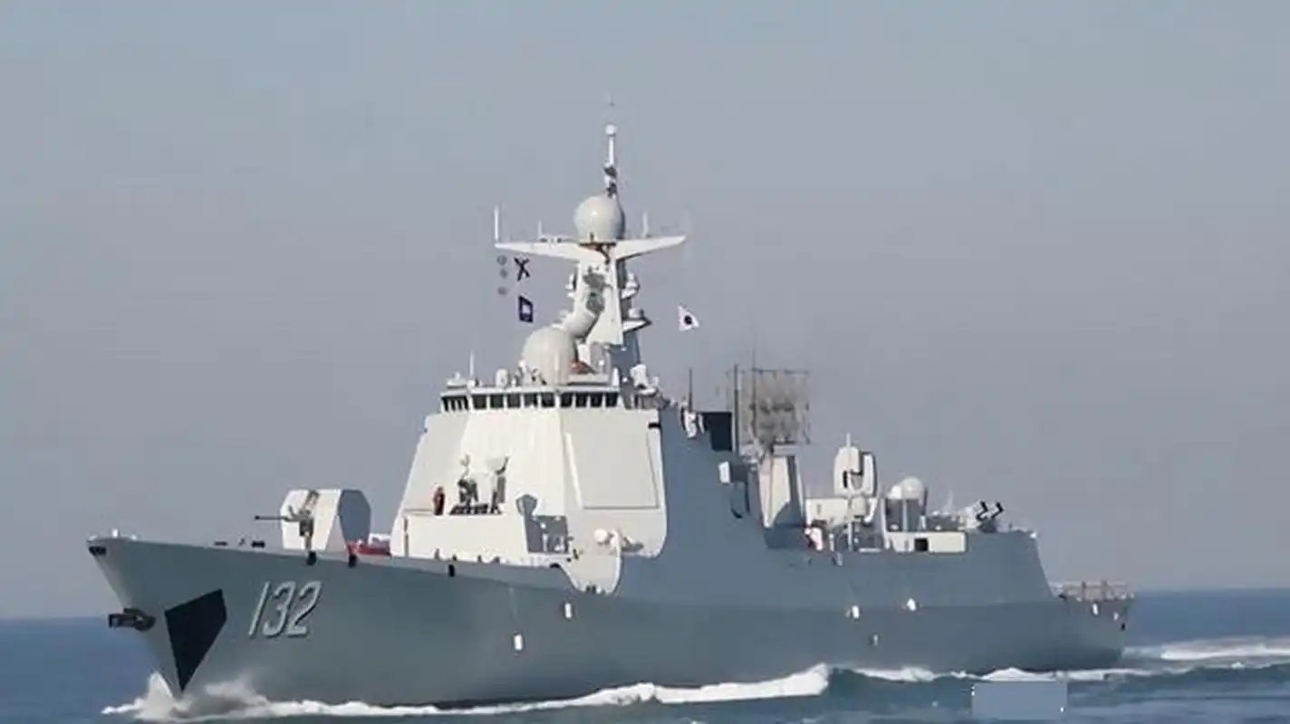 我们拦截美国海军钟云号的,是海军052d驱逐舰苏州舰,这个052d的块头