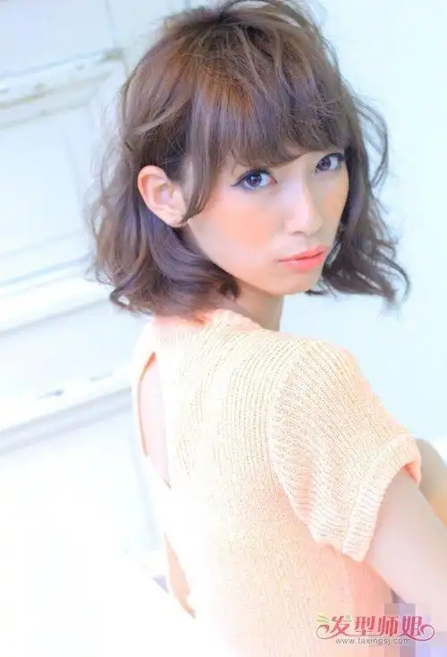 女生短发梨花烫惊艳全场造型 主打甜美可爱风采短卷烫发设计