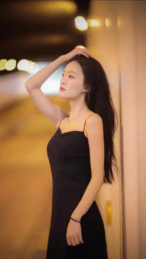 露肩黑色吊带连衣裙女神隧道柔情壁纸-美女壁纸 - 壁纸之家