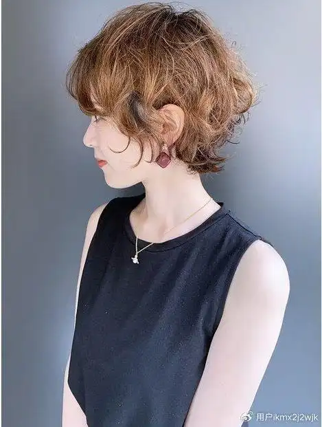 女人过了40岁,看看这三种短发,时尚显年轻|短发|发型|女性_新浪新闻