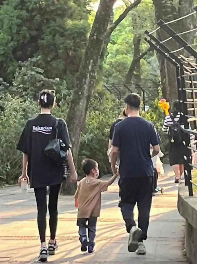 奚梦瑶一家三口去迪士尼,家庭氛围真好!奚梦瑶不愧是超模,个子真高!