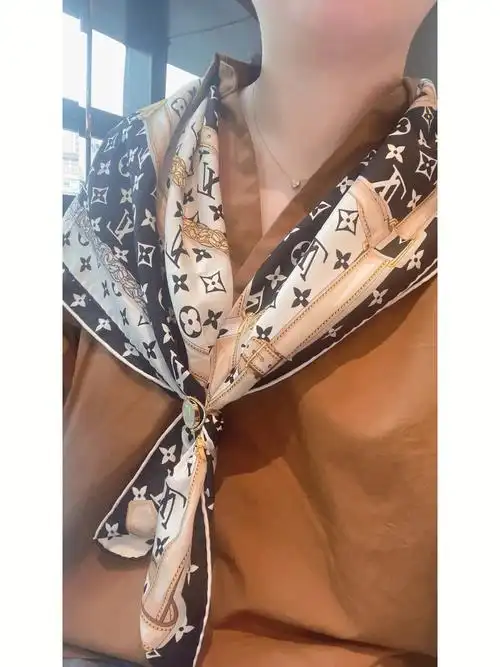 lv方巾老花经典黑白丝巾