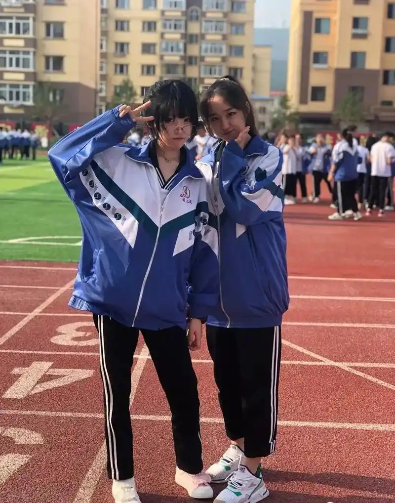 根据妹子的个人简介显示是黑龙江,网络有传妹子是伊春市二中学生,根据