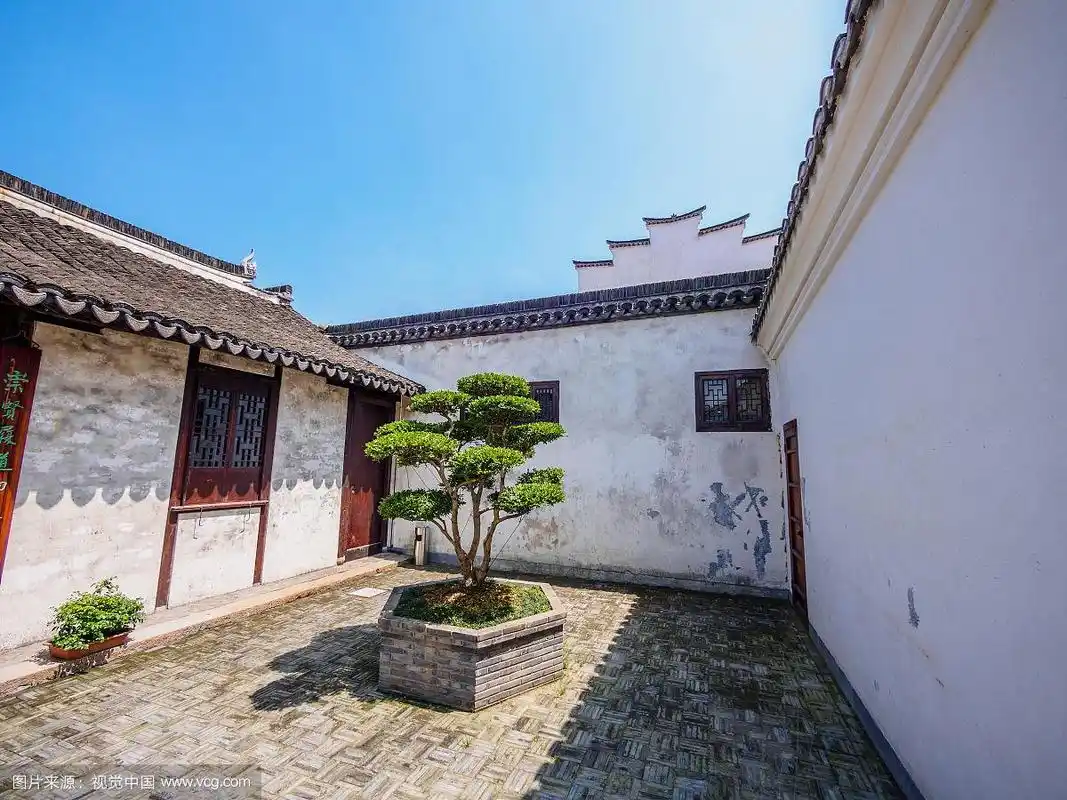蓝天白墙下的徽派建筑庭院