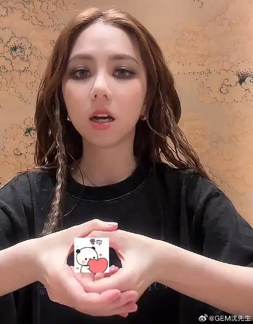 邓紫棋超话爱予你,温柔予你,未来也予你@gem鄧紫棋  #邓紫棋蒙古服