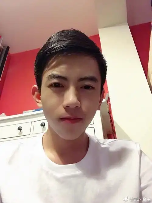 输出也是dl火箭的颜值担当,与歌手林宥嘉有几分相似,吸引诸多人的目光