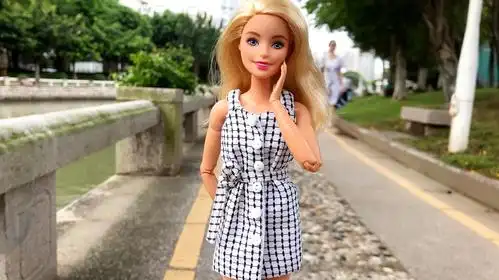 1芭比蝙蝠衫手工做法  01:11  来源:未知-原来给芭比娃娃做衣服这么