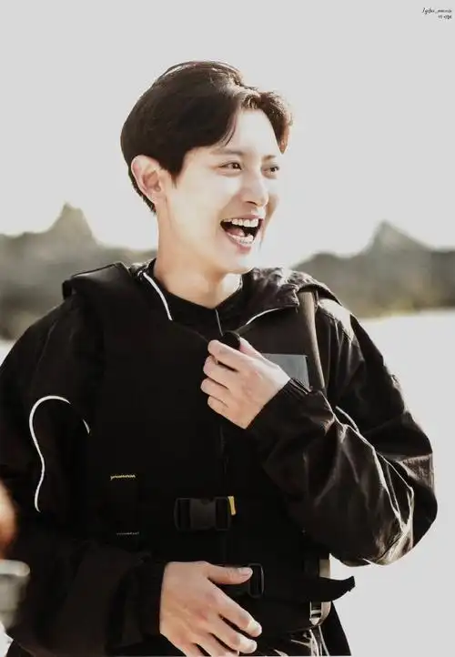 朴灿烈#灿烈的笑比绽放的烟花还要耀眼