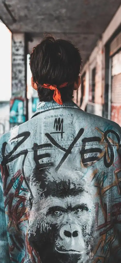 穿涂鸦牛仔上衣的欧美型男背影的手机壁纸