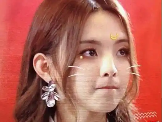 杨超越目前来说最有识别度的是锦鲤人设还有可可爱爱的样子