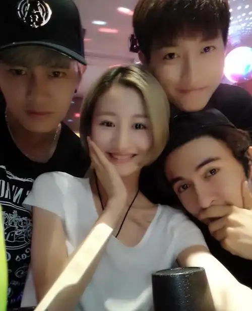 任嘉伦从运动员到明星爆红时公布恋情如今一家三口幸福美满