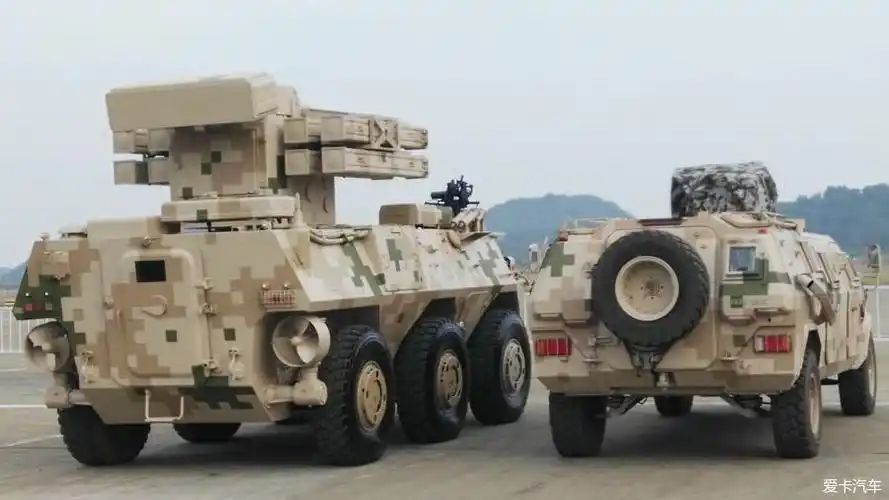 新型轮式自行防空导弹发射车,采用了八联装发射器,尾部舱门两侧还能