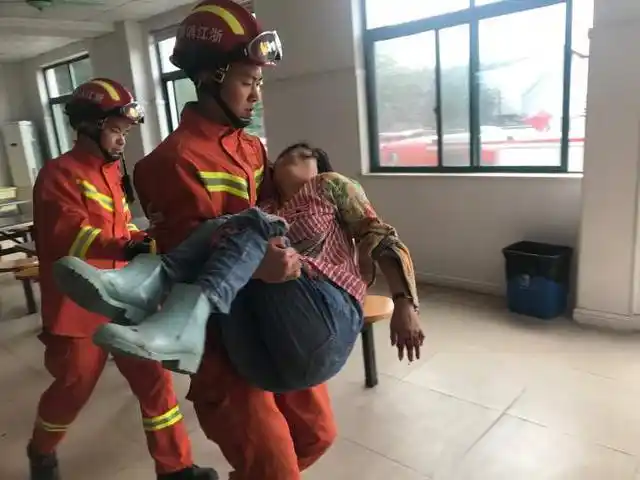 又见暖心公主抱!这个1998年的小伙说,看阿姨昏倒了心里特着急