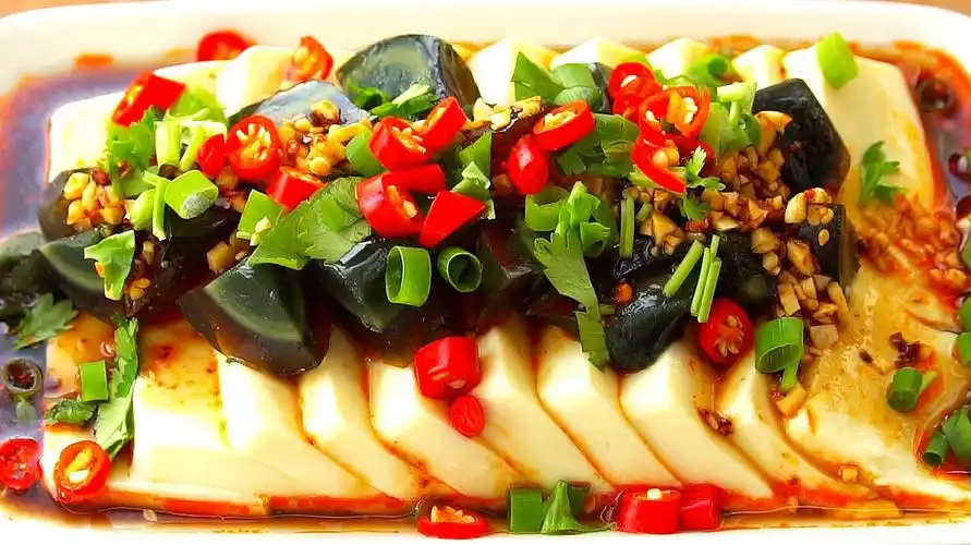 皮蛋豆腐这样做,比饭店好吃还健康,清凉又爽口,下酒必备小菜