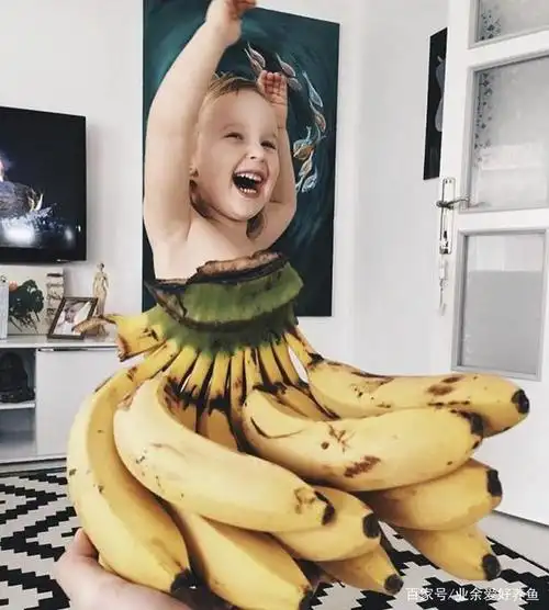 女孩穿着用蔬菜做成的衣服的